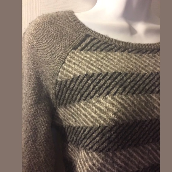 J. CREW Intarsia ZigZag Sweater Gray Black Wool Blends Pullover Knit Comfortable - Picture 4 of 8